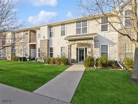 10325 Providence Dr #206, Johnston, IA 50131
