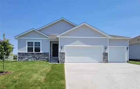 317 Creekside Dr SW, Bondurant, IA 50035