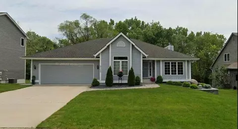9028 Hammontree Dr, Urbandale, IA 50322