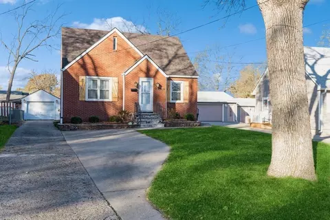 3604 52nd St, Des Moines, IA 50310