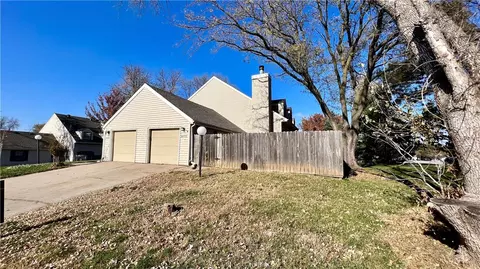 8605 Sweetbriar Ln, Urbandale, IA 50322