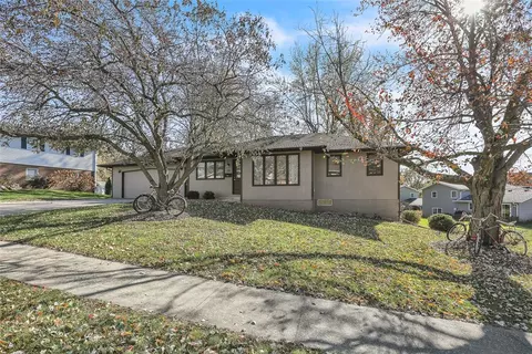 311 Pine Dr, Pella, IA 50219