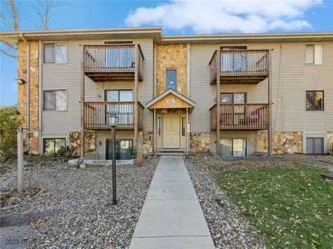 9553 University Ave #9, Clive, IA 50325