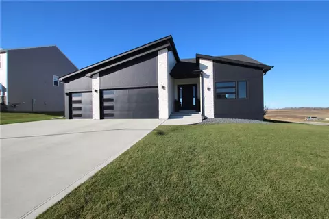 3870 Fieldstone Dr, Waukee, IA 50263