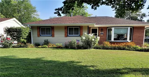 3409 Bel Aire Rd, Des Moines, IA 50310