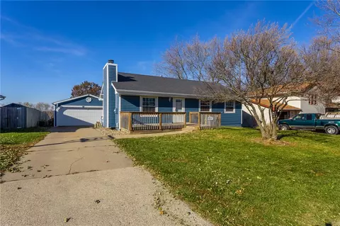 8418 Ridgeview Dr, Des Moines, IA 50320