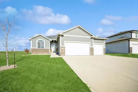 16431 Deerview Dr, Urbandale, IA 50323