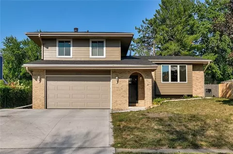 4416 Parkview Dr, Urbandale, IA 50322