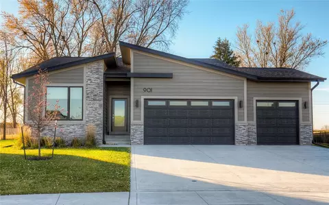 901 Hazelnut Ct, Norwalk, IA 50211