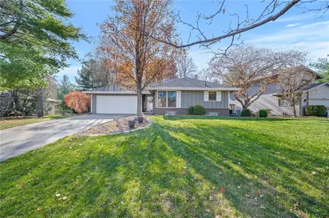 7816 Roseland Dr, Urbandale, IA 50322