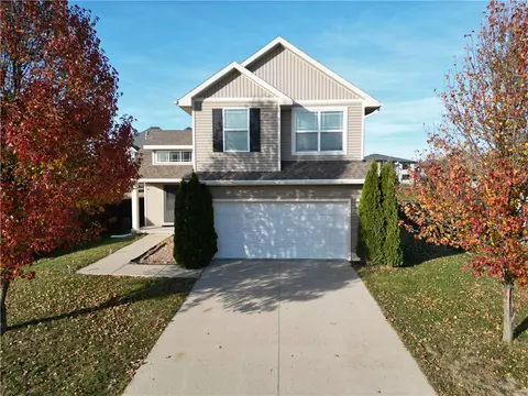 8227 Dakota Dr, West Des Moines, IA 50266