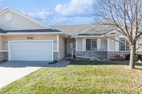 6042 Pinewood Ct, Johnston, IA 50131