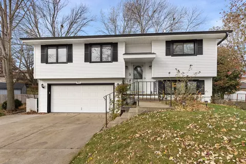 9110 Carpenter Circle Dr, Clive, IA 50325