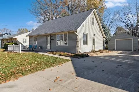 2313 E 25th St, Des Moines, IA 50317