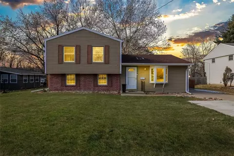 3904 Rolling Green Dr, Urbandale, IA 50322