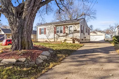 3814 52nd St, Des Moines, IA 50310