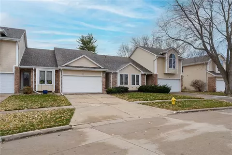 1015 Bradford Pl, West Des Moines, IA 50266