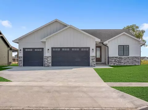 137 Creekside Dr SW, Bondurant, IA 50035