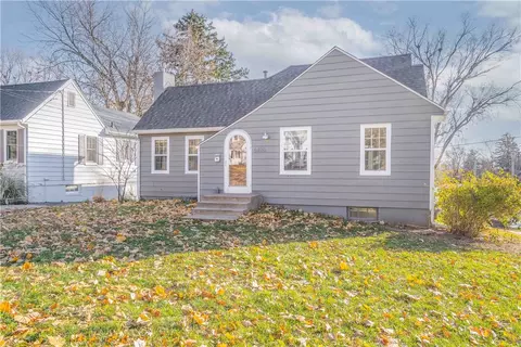 6426 Forest Ct, Windsor Heights, IA 50324