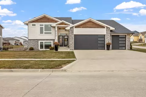 802 Timberview Dr, Adel, IA 50003