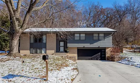 13 SW 52nd St, Des Moines, IA 50312