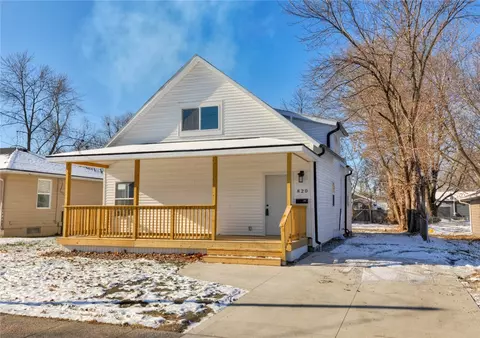 820 E 22nd St, Des Moines, IA 50317