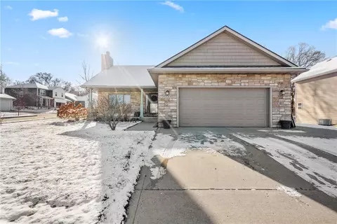 5005 Stream Side Cir, Des Moines, IA 50317