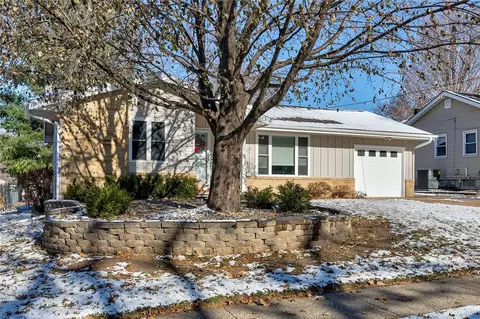 7301 Palm Dr, Urbandale, IA 50322