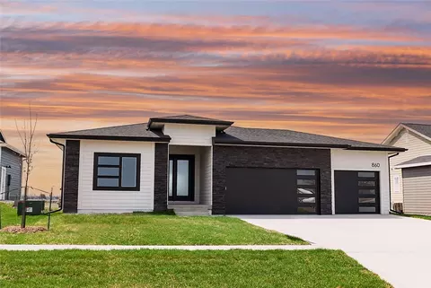 860 NW Sandy Hollow Cir, Waukee, IA 50263