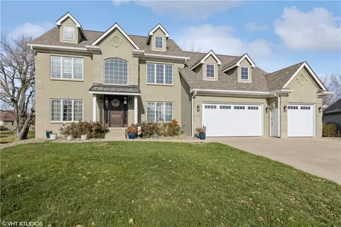 9209 Huntington Cir, Johnston, IA 50131