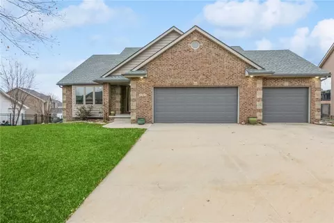 4208 159th St, Urbandale, IA 50323