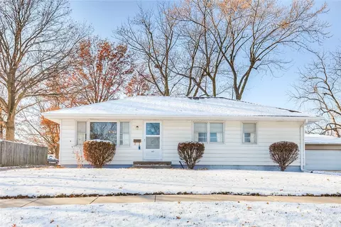 405 N 10th St, Indianola, IA 50125