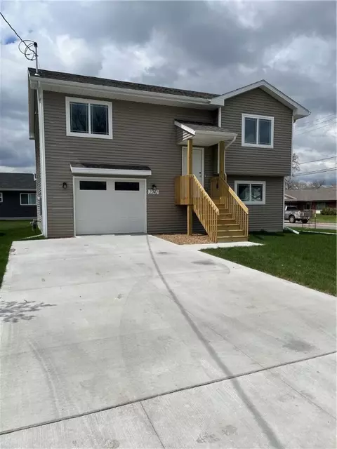 2242 E 38th Ct, Des Moines, IA 50317