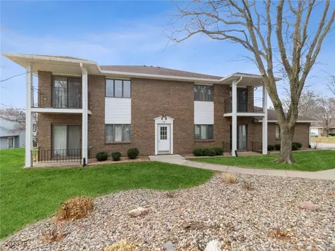 1120 49th St #4, West Des Moines, IA 50266