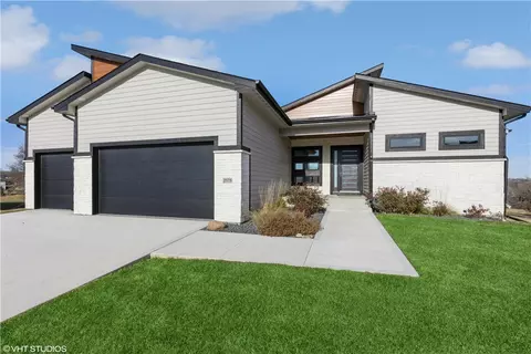 2575 Knottingham Cir, Waukee, IA 50263