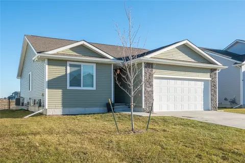 1035 Locust St, Waukee, IA 50263