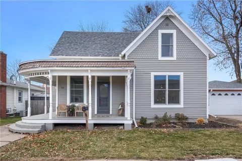 711 W 1st St, Pella, IA 50219