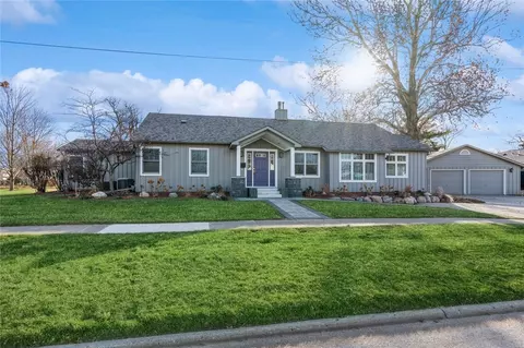 1113 S 12th Ave W, Newton, IA 50208