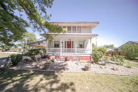 923 Penick Ave, Chariton, IA 50049