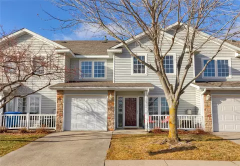 2100 Meadow Chase Ln #207, Des Moines, IA 50320