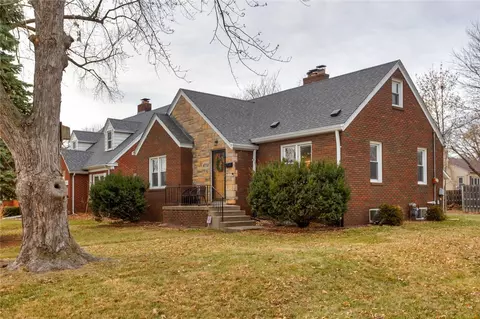 4701 Beaver Crest Dr, Des Moines, IA 50310