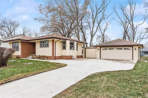 2206 E 41st St, Des Moines, IA 50317