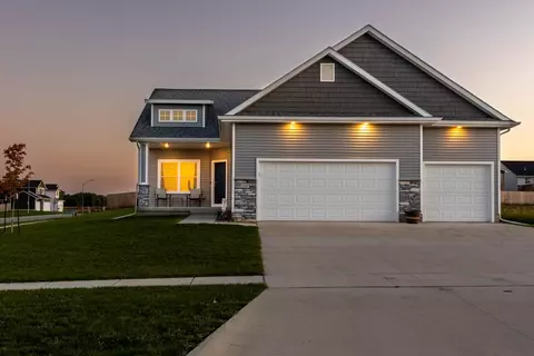 526 SE Hollow Ct, West Des Moines, IA 50265
