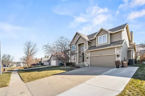 8920 Highland Oaks Dr, Johnston, IA 50131