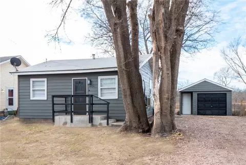 2424 E 37th St, Des Moines, IA 50317