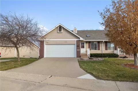 1525 Prairie Ct, Altoona, IA 50009