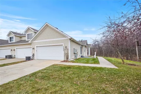 4230 Shoreline Dr, Pleasant Hill, IA 50327