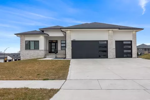 2595 Sunflower Dr, Waukee, IA 50263