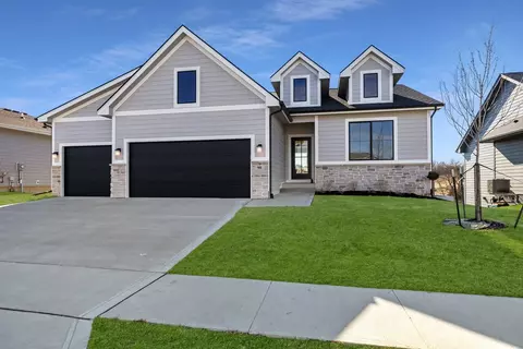 90 Bailey Cir, Waukee, IA 50263