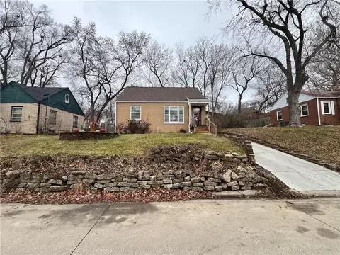 3117 Victoria Dr, Des Moines, IA 50310